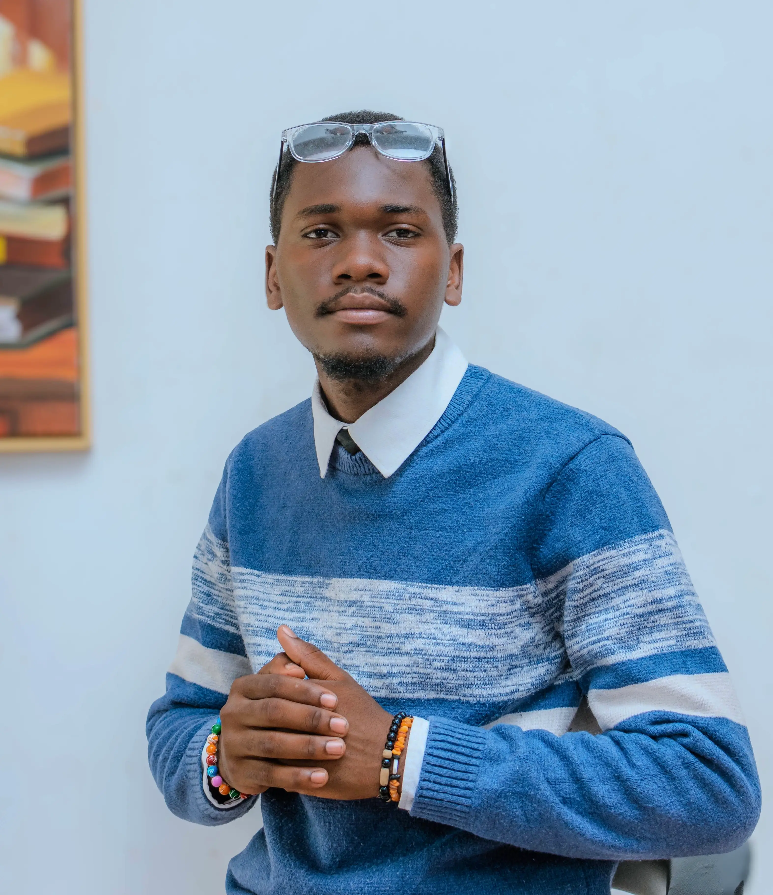 Sisa, Artist specializing in Portraits & Mixed Media - Professional portrait showing the artist in their creative environment